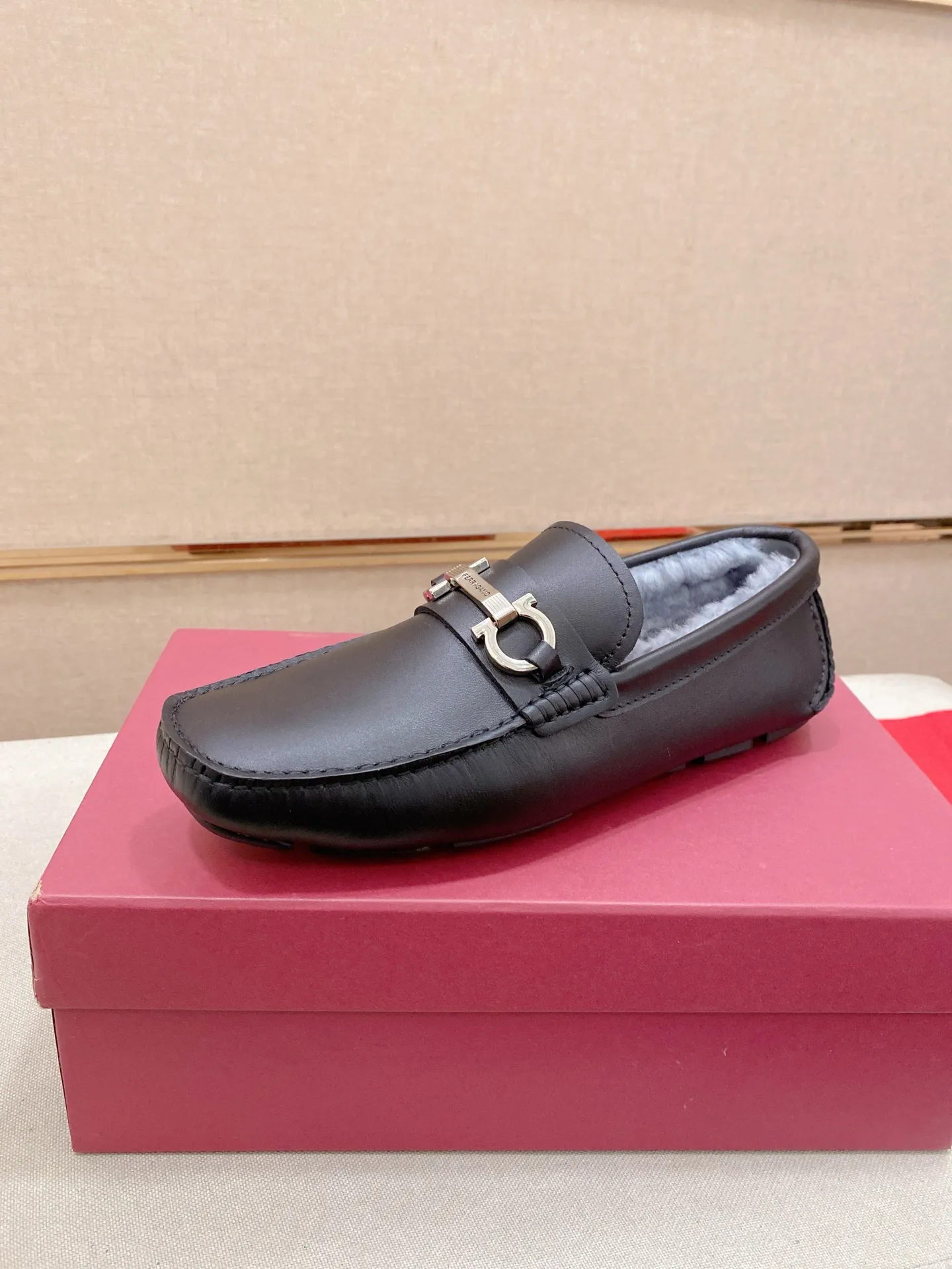 Factory price: 540💰High-end quality! Ferragamo🆕🆕Exclusive hot-selling products in stock🔥🔥New products on the shelves, high-quality Ferragamo men's pea shoes, high-end casual driving shoes, with complete packaging! 💪 💪 Material: imported first-layer cowhide 🐂 + imported high-quality wool lining + wear-resistant outsole 👍🏻👍🏻 Features: high-end and comfortable, purely handmade 🚀 🚀 Create the perfect shoes that suit you best 🔥 🔥 Size: (38-44) 45 standard size can be customized!